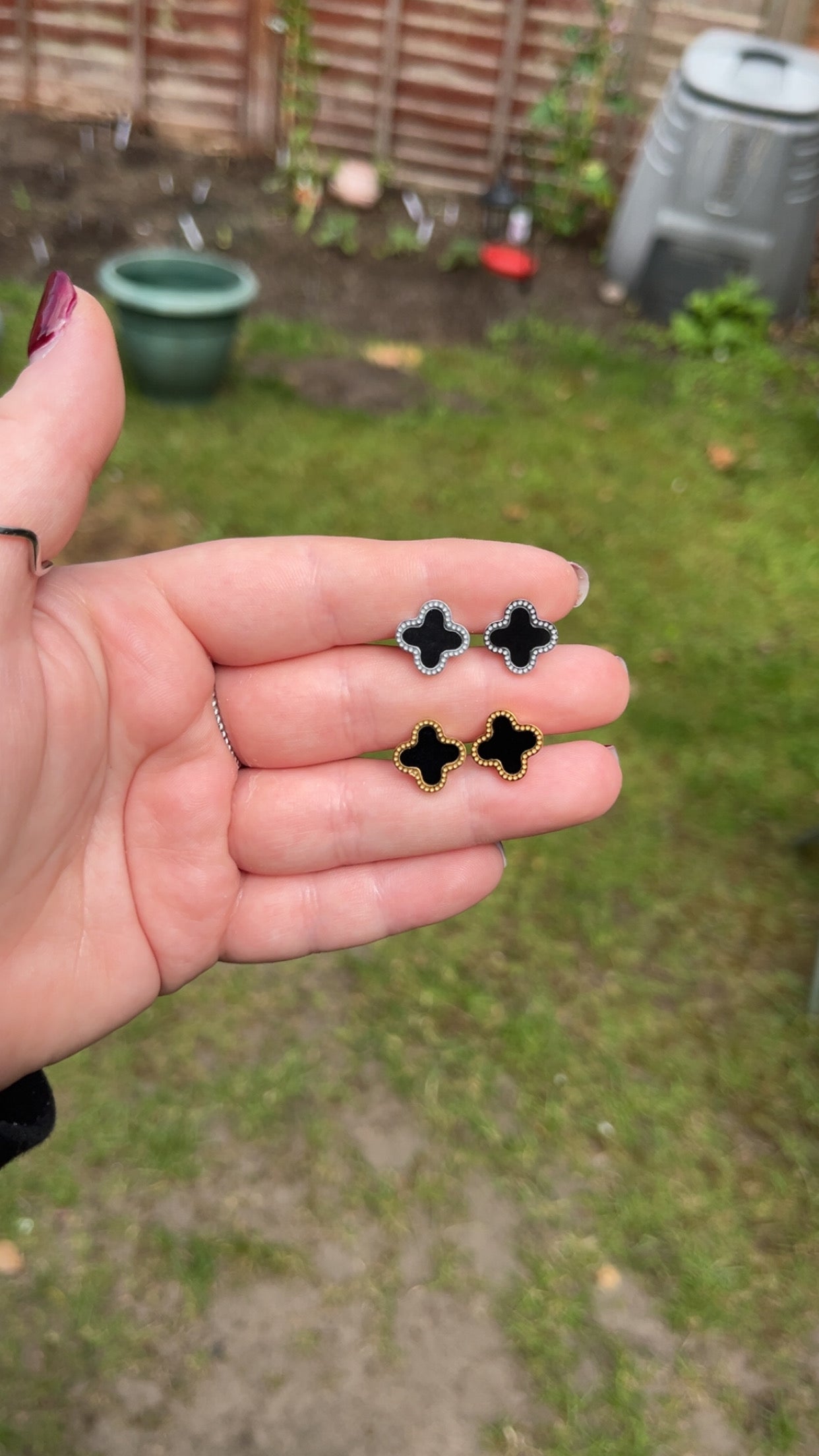 Anais Studs - Black